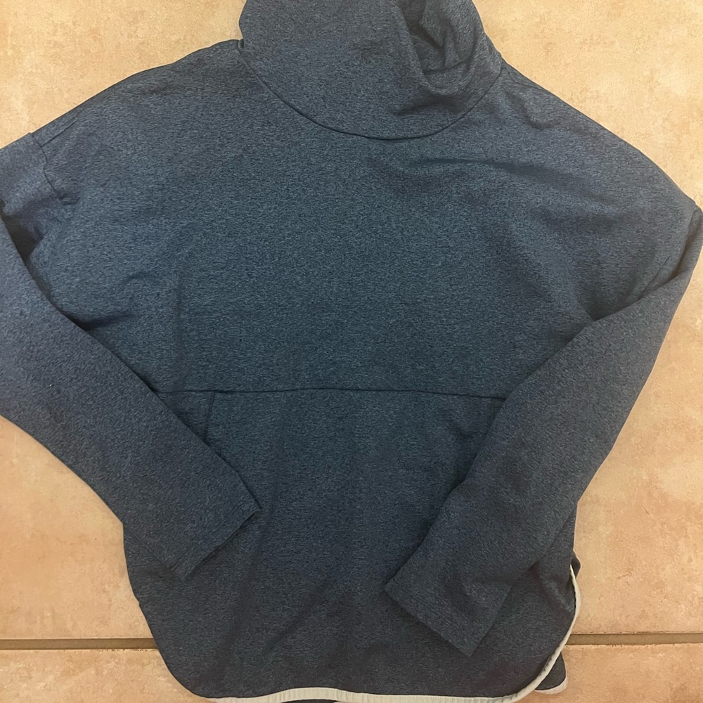 Girls The North Face blue gray white long sleeve pullover